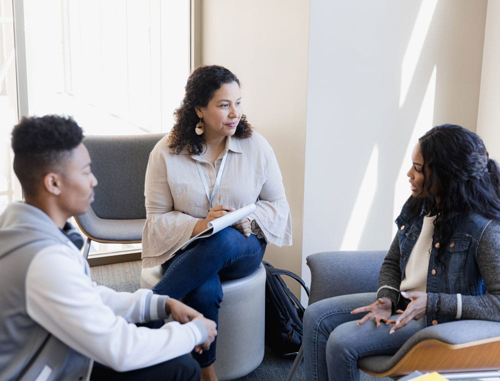 Adolescents meeting with therapist 